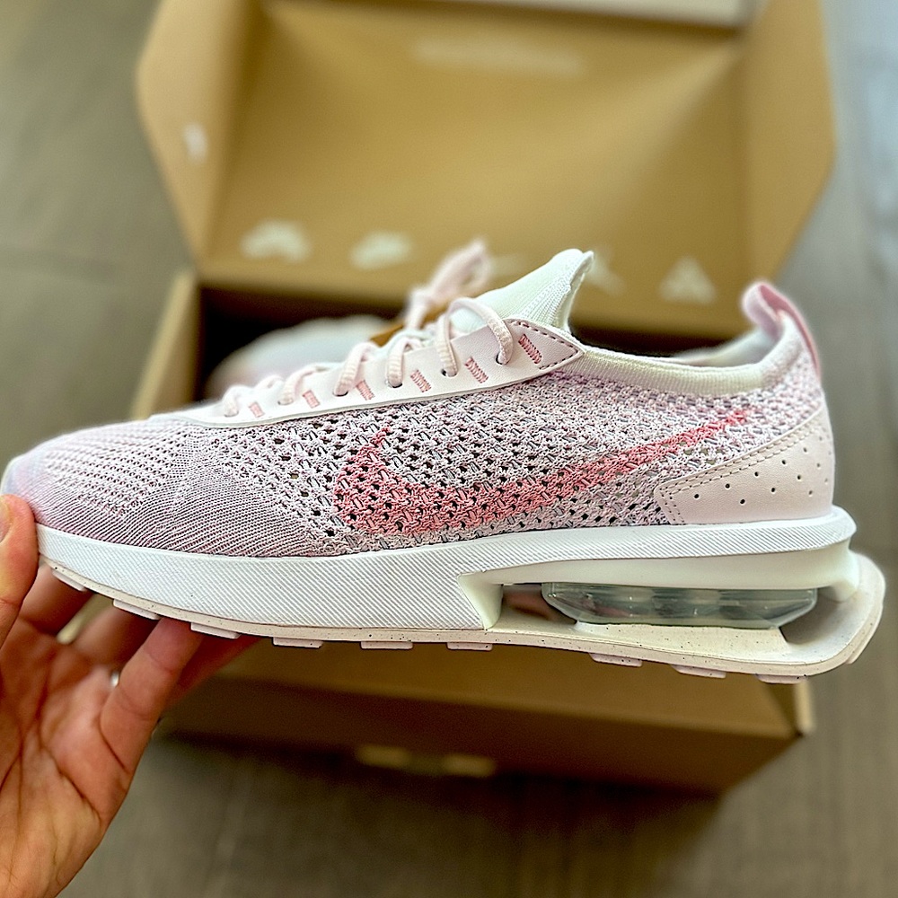 New! Nike FLYKNIT in WHITE/PEARL PINK size 8